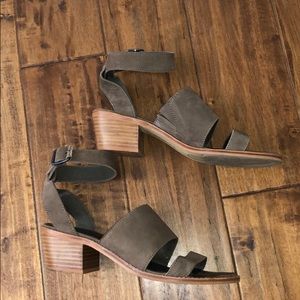 M4D3 Brown heeled sandal
